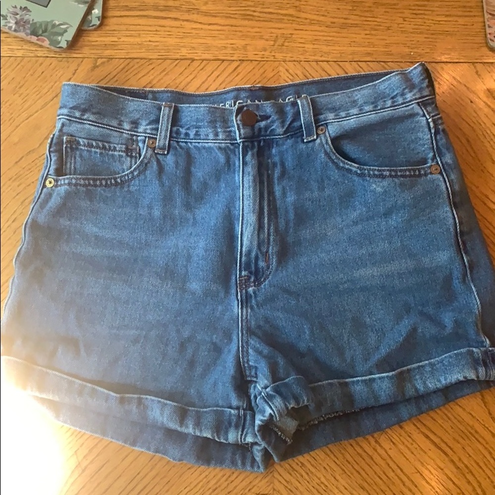 SOLD ON DEPOP American Eagle Mom Short size 8